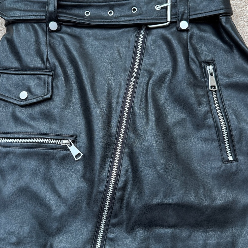 7 For All Mankind Vegan Faux Leather Zipper Asymmetrical Mini Skirt Size Small - Picture 4 of 8